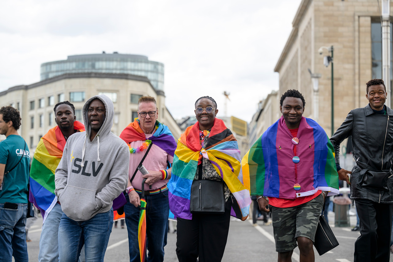 Bruxelles, 16/05/2026 - La pride fête ses 30 ans: Trente ans de luttes, de fierté et de visibilisation de la communauté LGBTQIA+. Le thème choisi pour 2026 reflète les enjeux d'un monde sous tension : When Times Get Darker, We Shine Brighter. Un message puissant et fédérateur, plus nécessaire que jamais dans un contexte international troublé où les droits de la communauté LGBTQIA+ sont constamment remis en cause.