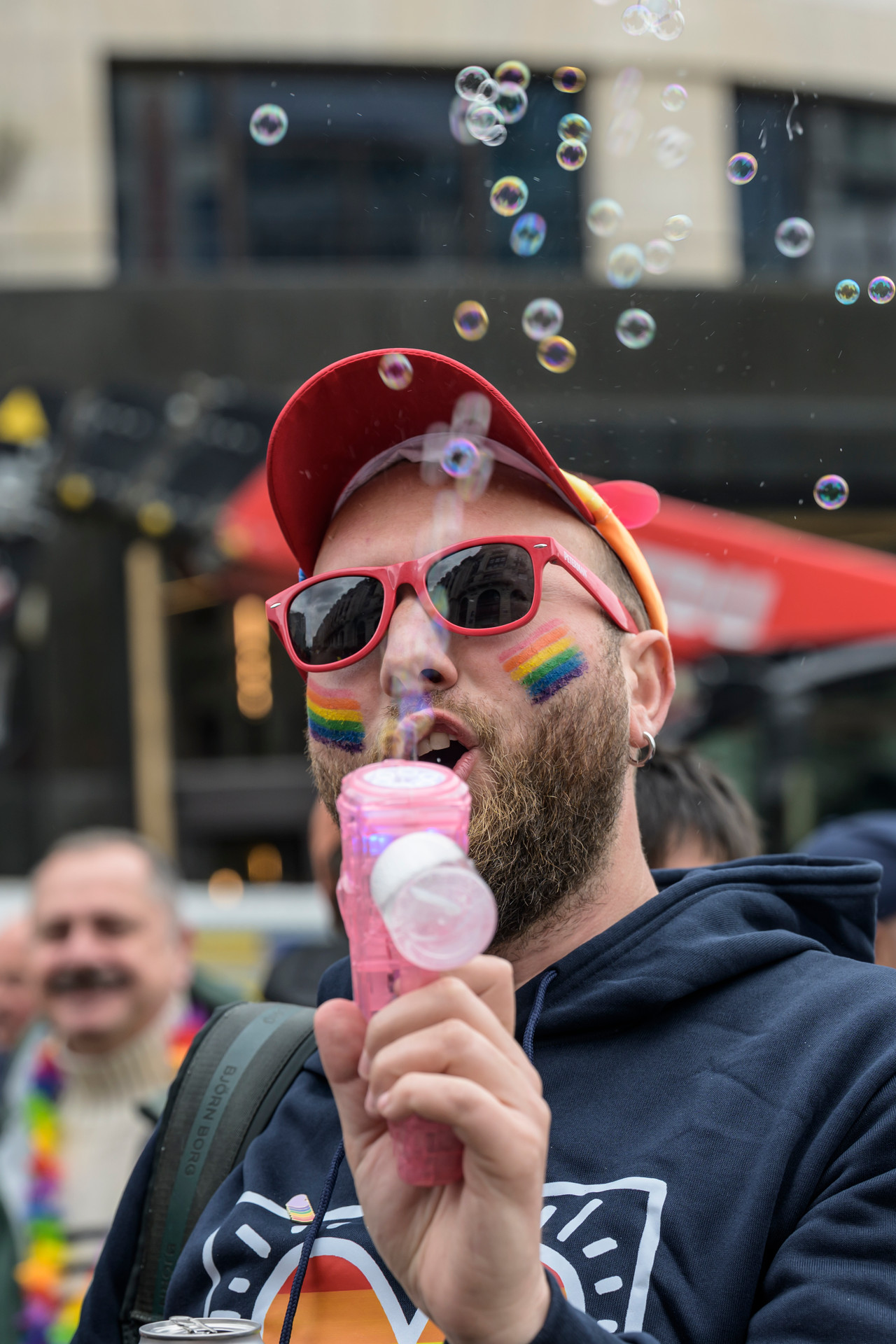 Bruxelles, 16/05/2026 - La pride fête ses 30 ans: Trente ans de luttes, de fierté et de visibilisation de la communauté LGBTQIA+. Le thème choisi pour 2026 reflète les enjeux d'un monde sous tension : When Times Get Darker, We Shine Brighter. Un message puissant et fédérateur, plus nécessaire que jamais dans un contexte international troublé où les droits de la communauté LGBTQIA+ sont constamment remis en cause.