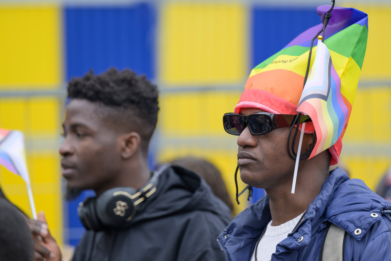 Bruxelles, 16/05/2026 - La pride fête ses 30 ans: Trente ans de luttes, de fierté et de visibilisation de la communauté LGBTQIA+. Le thème choisi pour 2026 reflète les enjeux d'un monde sous tension : When Times Get Darker, We Shine Brighter. Un message puissant et fédérateur, plus nécessaire que jamais dans un contexte international troublé où les droits de la communauté LGBTQIA+ sont constamment remis en cause.