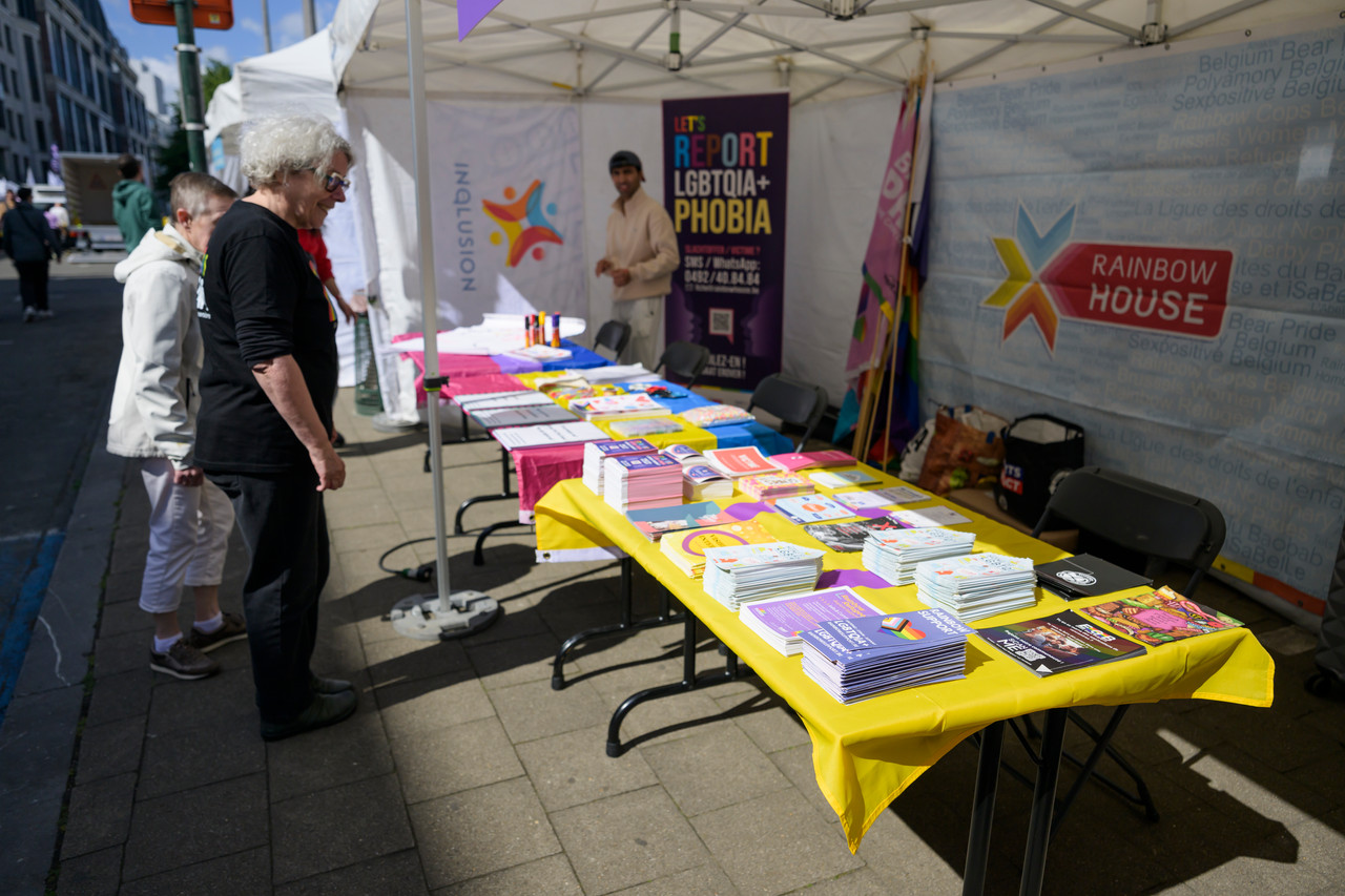 Bruxelles, 16/05/2026 - La pride fête ses 30 ans: Trente ans de luttes, de fierté et de visibilisation de la communauté LGBTQIA+. Le thème choisi pour 2026 reflète les enjeux d'un monde sous tension : When Times Get Darker, We Shine Brighter. Un message puissant et fédérateur, plus nécessaire que jamais dans un contexte international troublé où les droits de la communauté LGBTQIA+ sont constamment remis en cause.