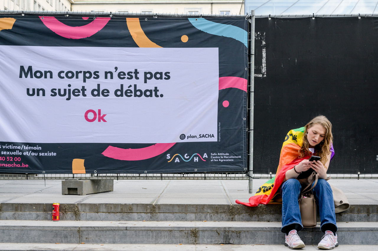 Bruxelles, 16/05/2026 - La pride fête ses 30 ans: Trente ans de luttes, de fierté et de visibilisation de la communauté LGBTQIA+. Le thème choisi pour 2026 reflète les enjeux d'un monde sous tension : When Times Get Darker, We Shine Brighter. Un message puissant et fédérateur, plus nécessaire que jamais dans un contexte international troublé où les droits de la communauté LGBTQIA+ sont constamment remis en cause.
