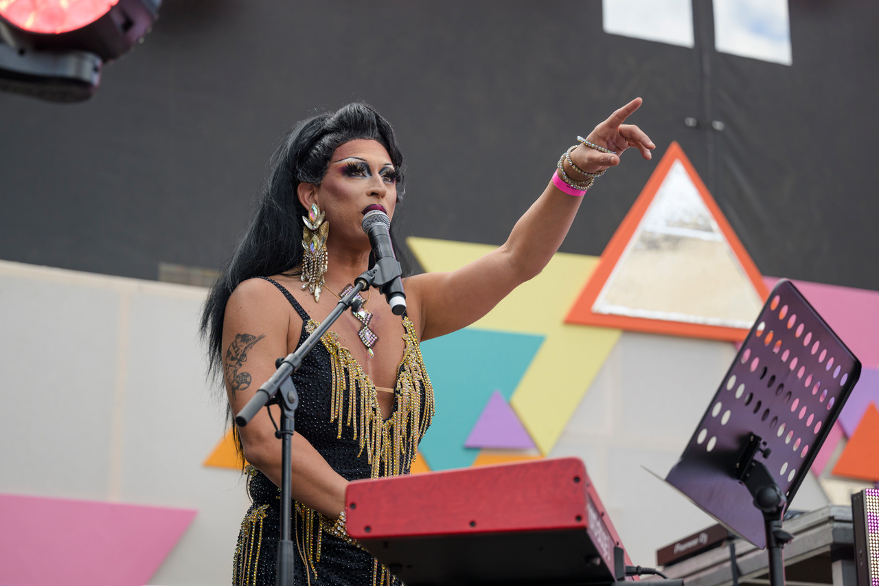 Bruxelles, 16/05/2026 - La pride fête ses 30 ans: Trente ans de luttes, de fierté et de visibilisation de la communauté LGBTQIA+. Le thème choisi pour 2026 reflète les enjeux d'un monde sous tension : When Times Get Darker, We Shine Brighter. Un message puissant et fédérateur, plus nécessaire que jamais dans un contexte international troublé où les droits de la communauté LGBTQIA+ sont constamment remis en cause.