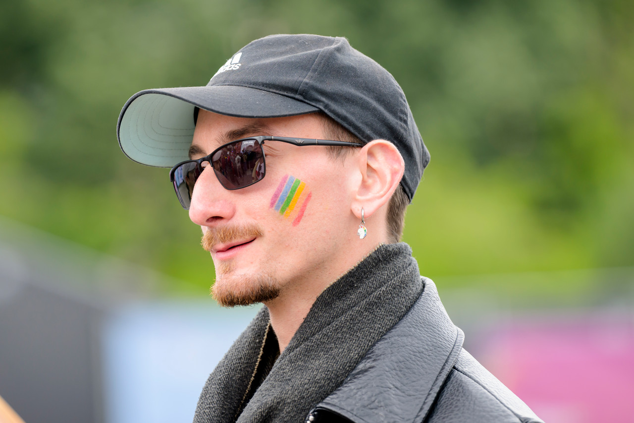 Bruxelles, 16/05/2026 - La pride fête ses 30 ans: Trente ans de luttes, de fierté et de visibilisation de la communauté LGBTQIA+. Le thème choisi pour 2026 reflète les enjeux d'un monde sous tension : When Times Get Darker, We Shine Brighter. Un message puissant et fédérateur, plus nécessaire que jamais dans un contexte international troublé où les droits de la communauté LGBTQIA+ sont constamment remis en cause.