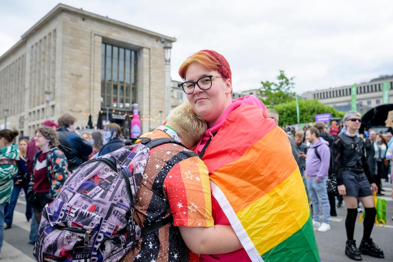 Bruxelles, 16/05/2026 - La pride fête ses 30 ans: Trente ans de luttes, de fierté et de visibilisation de la communauté LGBTQIA+. Le thème choisi pour 2026 reflète les enjeux d'un monde sous tension : When Times Get Darker, We Shine Brighter. Un message puissant et fédérateur, plus nécessaire que jamais dans un contexte international troublé où les droits de la communauté LGBTQIA+ sont constamment remis en cause.