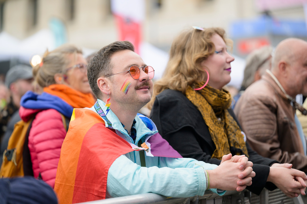Bruxelles, 16/05/2026 - La pride fête ses 30 ans: Trente ans de luttes, de fierté et de visibilisation de la communauté LGBTQIA+. Le thème choisi pour 2026 reflète les enjeux d'un monde sous tension : When Times Get Darker, We Shine Brighter. Un message puissant et fédérateur, plus nécessaire que jamais dans un contexte international troublé où les droits de la communauté LGBTQIA+ sont constamment remis en cause.