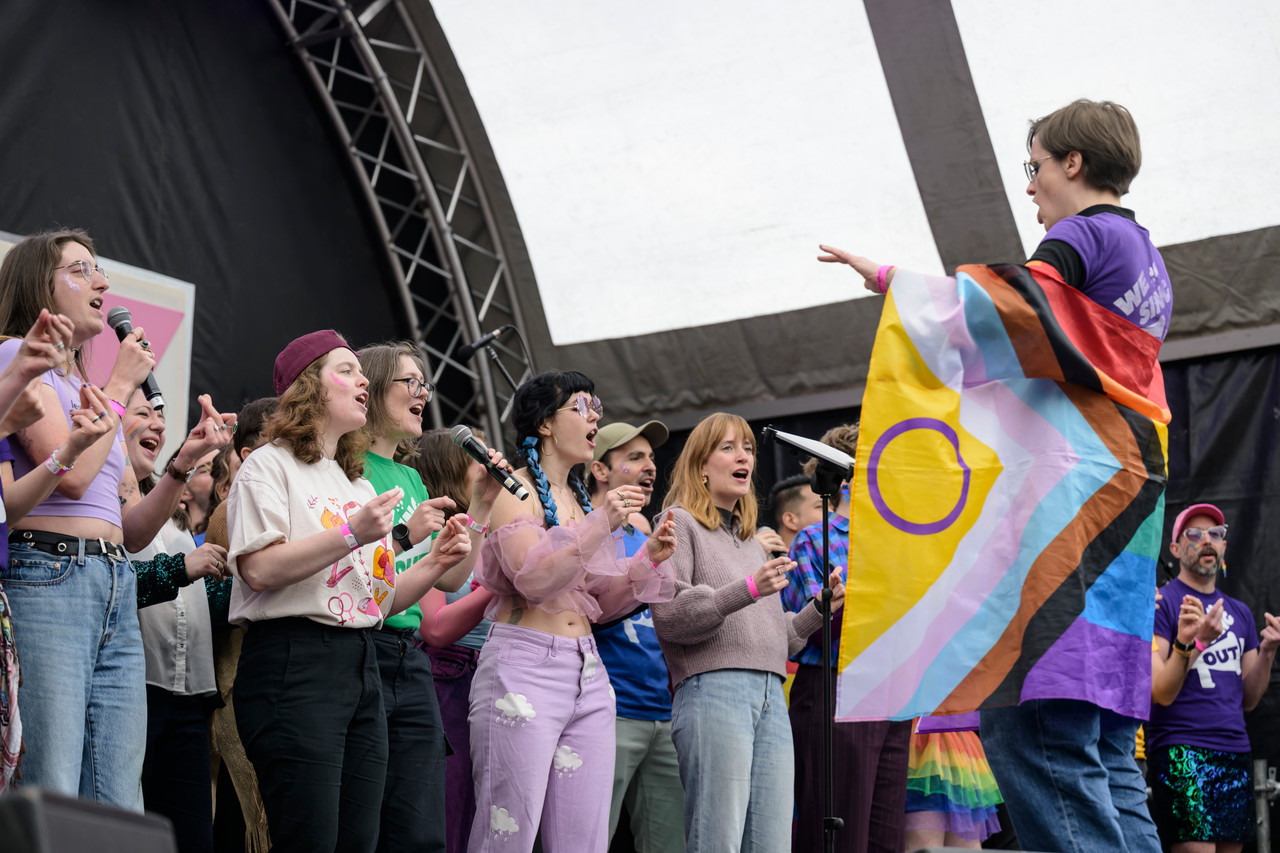 Bruxelles, 16/05/2026 - La pride fête ses 30 ans: Trente ans de luttes, de fierté et de visibilisation de la communauté LGBTQIA+. Le thème choisi pour 2026 reflète les enjeux d'un monde sous tension : When Times Get Darker, We Shine Brighter. Un message puissant et fédérateur, plus nécessaire que jamais dans un contexte international troublé où les droits de la communauté LGBTQIA+ sont constamment remis en cause.