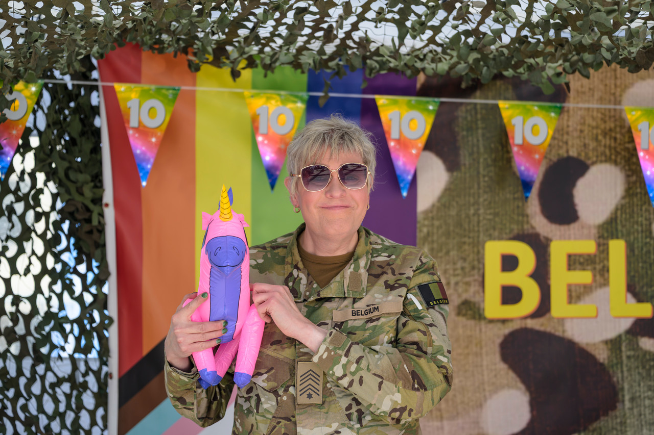 Bruxelles, 16/05/2026 - La pride fête ses 30 ans: Trente ans de luttes, de fierté et de visibilisation de la communauté LGBTQIA+. Le thème choisi pour 2026 reflète les enjeux d'un monde sous tension : When Times Get Darker, We Shine Brighter. Un message puissant et fédérateur, plus nécessaire que jamais dans un contexte international troublé où les droits de la communauté LGBTQIA+ sont constamment remis en cause.