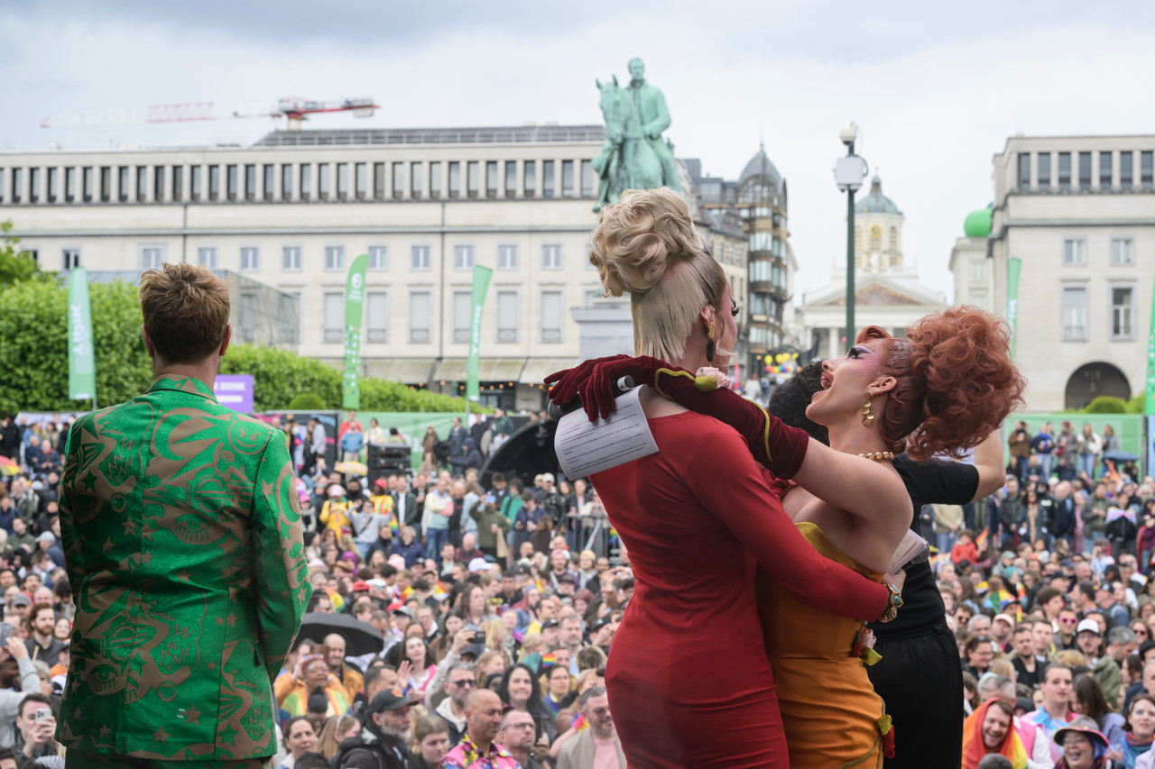 Bruxelles, 16/05/2026 - La pride fête ses 30 ans: Trente ans de luttes, de fierté et de visibilisation de la communauté LGBTQIA+. Le thème choisi pour 2026 reflète les enjeux d'un monde sous tension : When Times Get Darker, We Shine Brighter. Un message puissant et fédérateur, plus nécessaire que jamais dans un contexte international troublé où les droits de la communauté LGBTQIA+ sont constamment remis en cause.