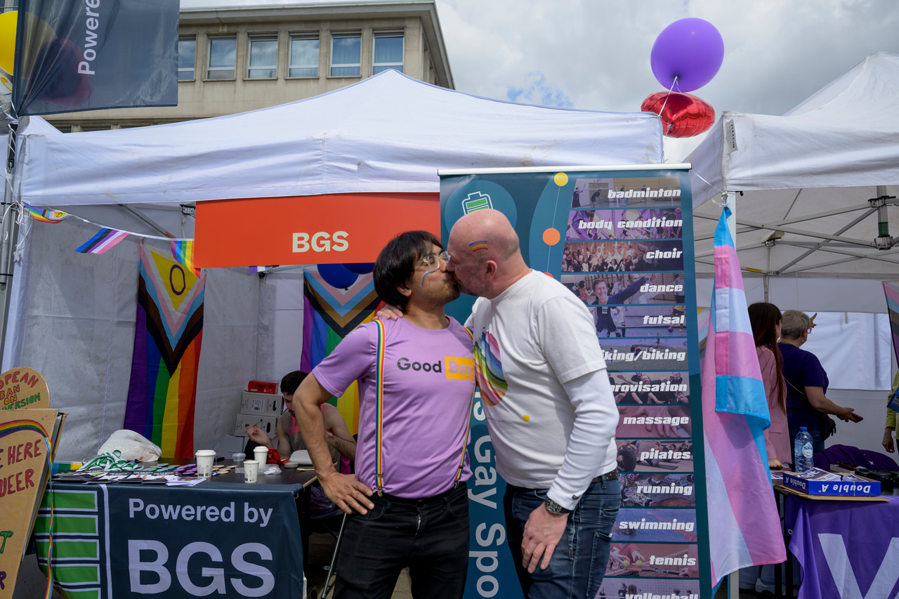 Bruxelles, 16/05/2026 - La pride fête ses 30 ans: Trente ans de luttes, de fierté et de visibilisation de la communauté LGBTQIA+. Le thème choisi pour 2026 reflète les enjeux d'un monde sous tension : When Times Get Darker, We Shine Brighter. Un message puissant et fédérateur, plus nécessaire que jamais dans un contexte international troublé où les droits de la communauté LGBTQIA+ sont constamment remis en cause.