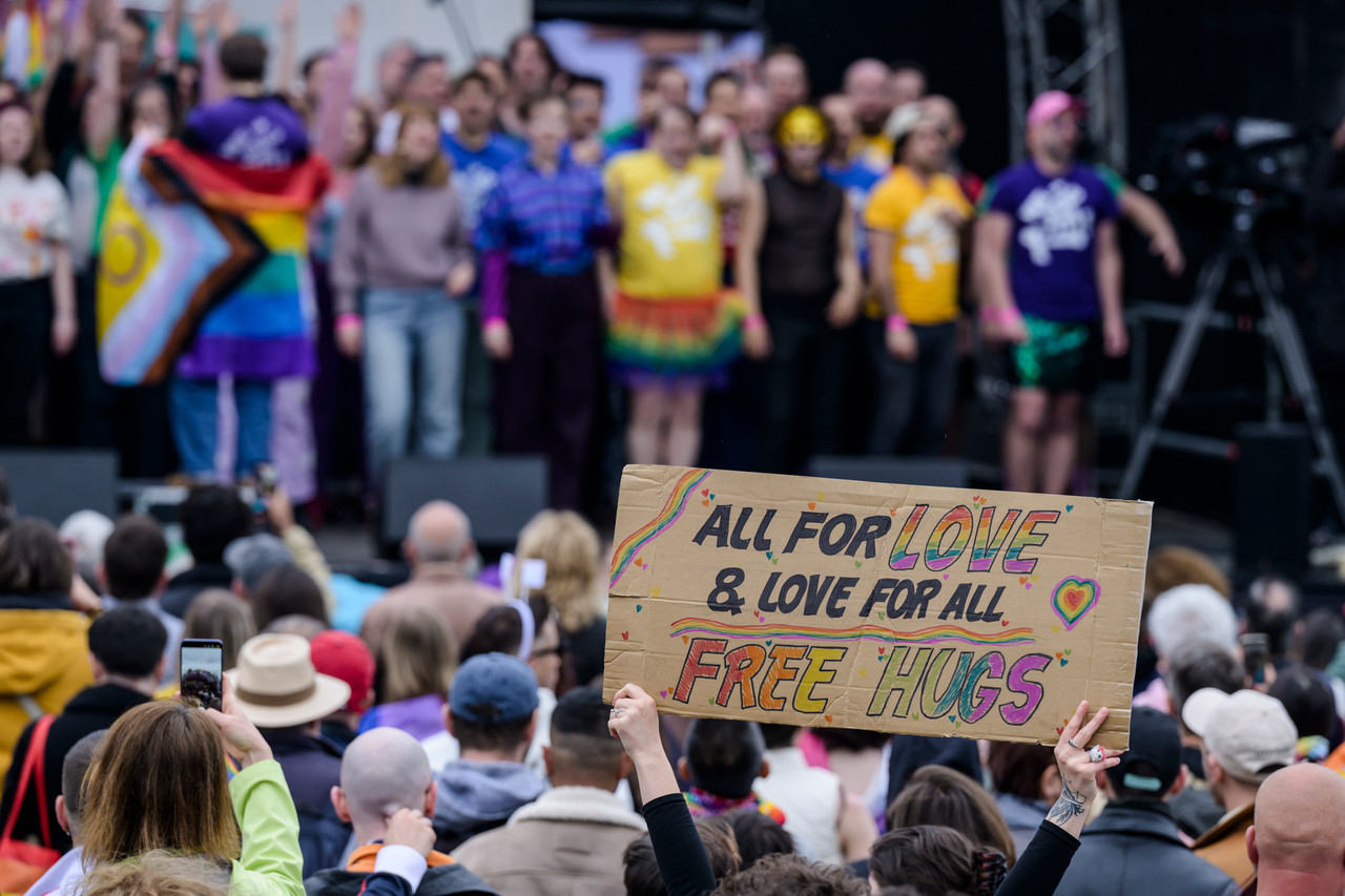 Bruxelles, 16/05/2026 - La pride fête ses 30 ans: Trente ans de luttes, de fierté et de visibilisation de la communauté LGBTQIA+. Le thème choisi pour 2026 reflète les enjeux d'un monde sous tension : When Times Get Darker, We Shine Brighter. Un message puissant et fédérateur, plus nécessaire que jamais dans un contexte international troublé où les droits de la communauté LGBTQIA+ sont constamment remis en cause.