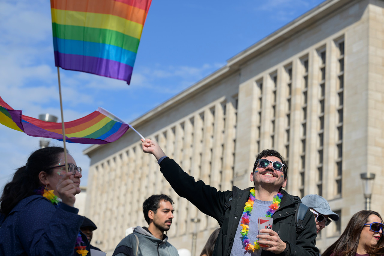 Bruxelles, 16/05/2026 - La pride fête ses 30 ans: Trente ans de luttes, de fierté et de visibilisation de la communauté LGBTQIA+. Le thème choisi pour 2026 reflète les enjeux d'un monde sous tension : When Times Get Darker, We Shine Brighter. Un message puissant et fédérateur, plus nécessaire que jamais dans un contexte international troublé où les droits de la communauté LGBTQIA+ sont constamment remis en cause.