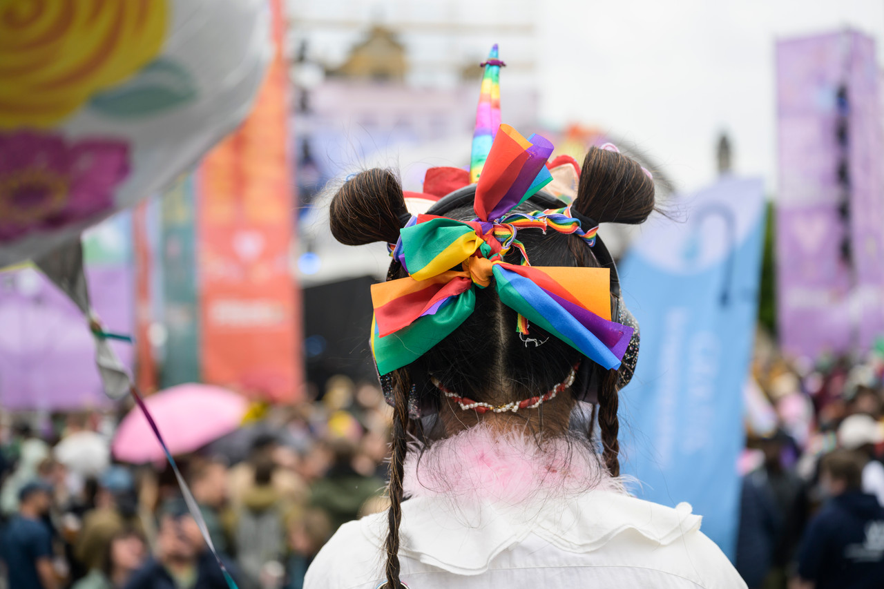 Bruxelles, 16/05/2026 - La pride fête ses 30 ans: Trente ans de luttes, de fierté et de visibilisation de la communauté LGBTQIA+. Le thème choisi pour 2026 reflète les enjeux d'un monde sous tension : When Times Get Darker, We Shine Brighter. Un message puissant et fédérateur, plus nécessaire que jamais dans un contexte international troublé où les droits de la communauté LGBTQIA+ sont constamment remis en cause.