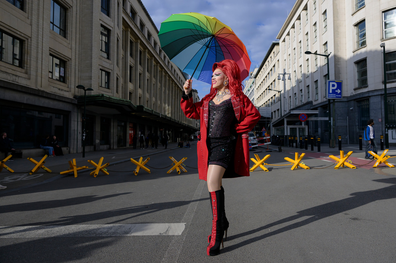 Bruxelles, 16/05/2026 - La pride fête ses 30 ans: Trente ans de luttes, de fierté et de visibilisation de la communauté LGBTQIA+. Le thème choisi pour 2026 reflète les enjeux d'un monde sous tension : When Times Get Darker, We Shine Brighter. Un message puissant et fédérateur, plus nécessaire que jamais dans un contexte international troublé où les droits de la communauté LGBTQIA+ sont constamment remis en cause.