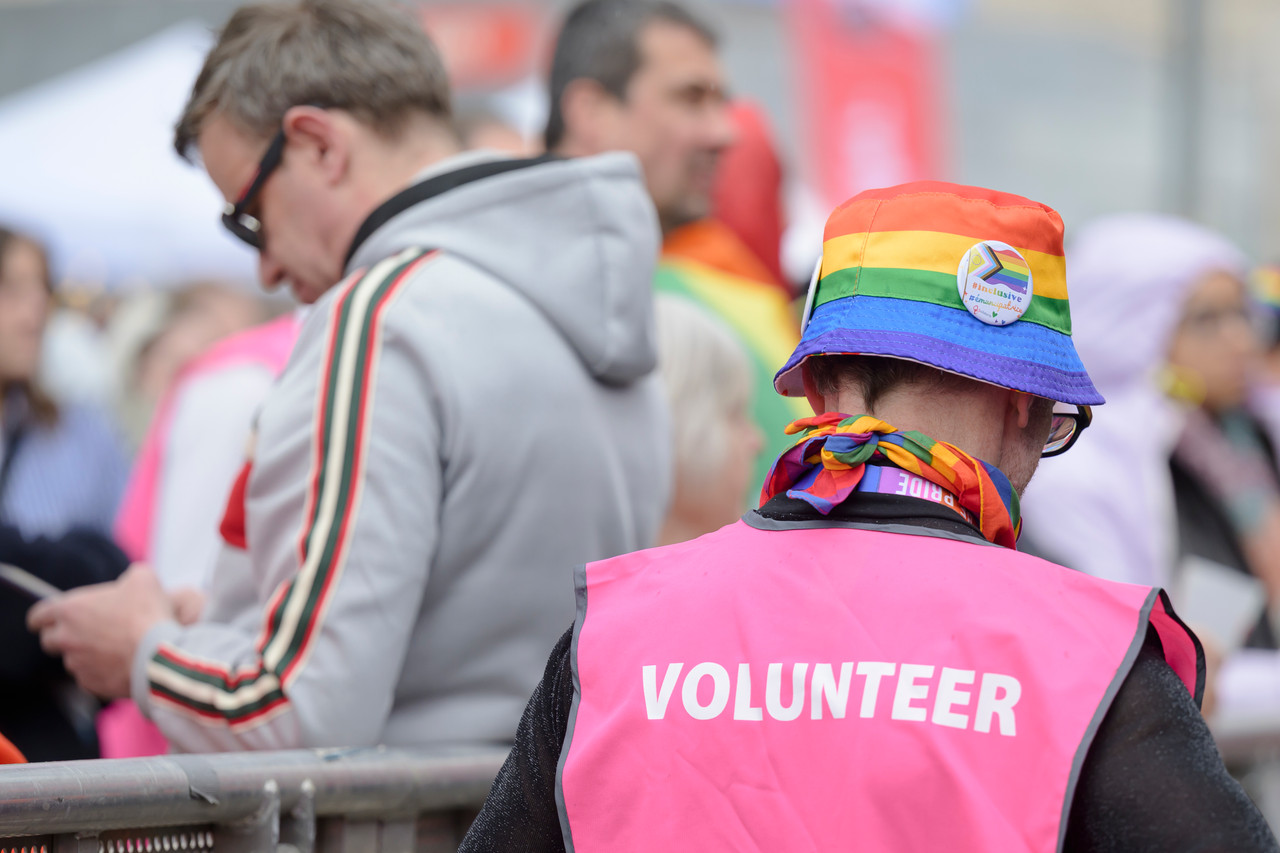 Bruxelles, 16/05/2026 - La pride fête ses 30 ans: Trente ans de luttes, de fierté et de visibilisation de la communauté LGBTQIA+. Le thème choisi pour 2026 reflète les enjeux d'un monde sous tension : When Times Get Darker, We Shine Brighter. Un message puissant et fédérateur, plus nécessaire que jamais dans un contexte international troublé où les droits de la communauté LGBTQIA+ sont constamment remis en cause.