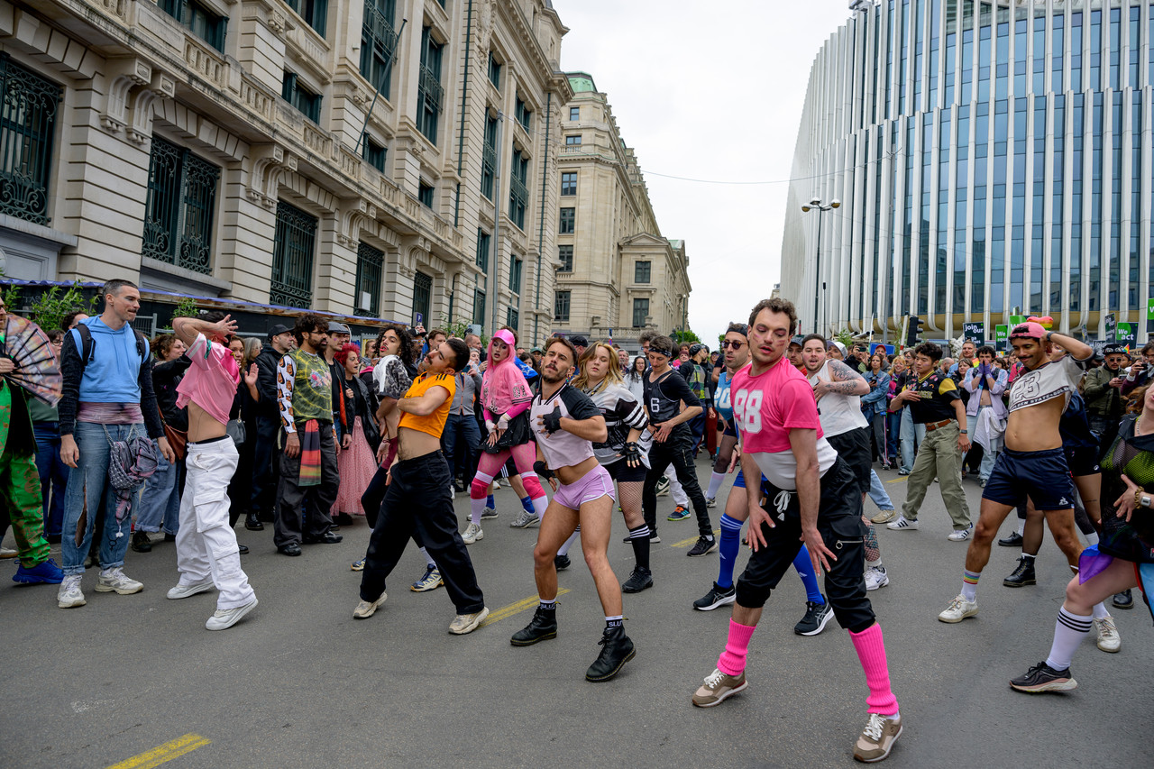 Bruxelles, 16/05/2026 - La pride fête ses 30 ans: Trente ans de luttes, de fierté et de visibilisation de la communauté LGBTQIA+. Le thème choisi pour 2026 reflète les enjeux d'un monde sous tension : When Times Get Darker, We Shine Brighter. Un message puissant et fédérateur, plus nécessaire que jamais dans un contexte international troublé où les droits de la communauté LGBTQIA+ sont constamment remis en cause.