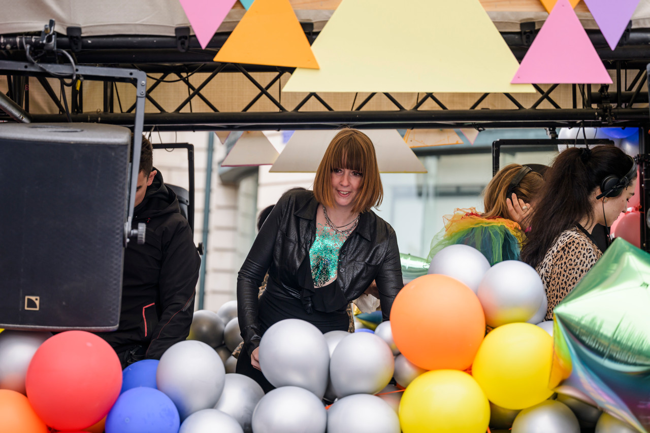 Bruxelles, 16/05/2026 - La pride fête ses 30 ans: Trente ans de luttes, de fierté et de visibilisation de la communauté LGBTQIA+. Le thème choisi pour 2026 reflète les enjeux d'un monde sous tension : When Times Get Darker, We Shine Brighter. Un message puissant et fédérateur, plus nécessaire que jamais dans un contexte international troublé où les droits de la communauté LGBTQIA+ sont constamment remis en cause.