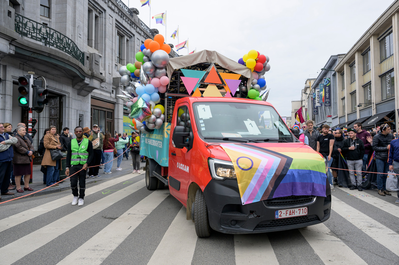 Bruxelles, 16/05/2026 - La pride fête ses 30 ans: Trente ans de luttes, de fierté et de visibilisation de la communauté LGBTQIA+. Le thème choisi pour 2026 reflète les enjeux d'un monde sous tension : When Times Get Darker, We Shine Brighter. Un message puissant et fédérateur, plus nécessaire que jamais dans un contexte international troublé où les droits de la communauté LGBTQIA+ sont constamment remis en cause.