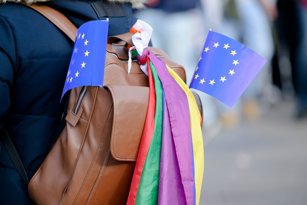 Bruxelles, 16/05/2026 - La pride fête ses 30 ans: Trente ans de luttes, de fierté et de visibilisation de la communauté LGBTQIA+. Le thème choisi pour 2026 reflète les enjeux d'un monde sous tension : When Times Get Darker, We Shine Brighter. Un message puissant et fédérateur, plus nécessaire que jamais dans un contexte international troublé où les droits de la communauté LGBTQIA+ sont constamment remis en cause.
