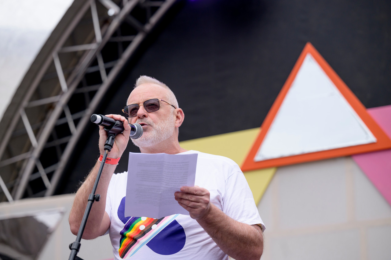 Bruxelles, 16/05/2026 - La pride fête ses 30 ans: Trente ans de luttes, de fierté et de visibilisation de la communauté LGBTQIA+. Le thème choisi pour 2026 reflète les enjeux d'un monde sous tension : When Times Get Darker, We Shine Brighter. Un message puissant et fédérateur, plus nécessaire que jamais dans un contexte international troublé où les droits de la communauté LGBTQIA+ sont constamment remis en cause.