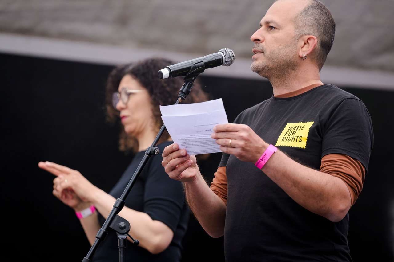 Bruxelles, 16/05/2026 - La pride fête ses 30 ans: Trente ans de luttes, de fierté et de visibilisation de la communauté LGBTQIA+. Le thème choisi pour 2026 reflète les enjeux d'un monde sous tension : When Times Get Darker, We Shine Brighter. Un message puissant et fédérateur, plus nécessaire que jamais dans un contexte international troublé où les droits de la communauté LGBTQIA+ sont constamment remis en cause.