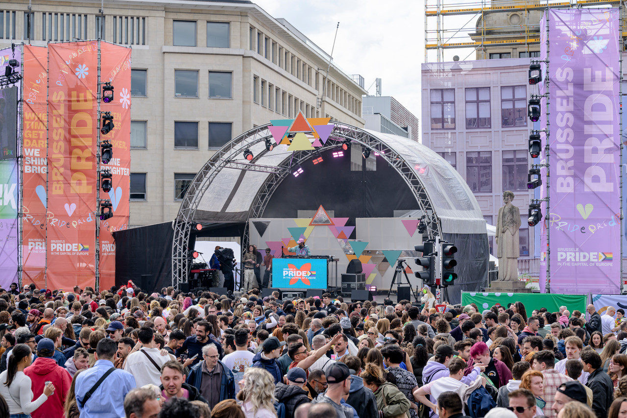 Bruxelles, 16/05/2026 - La pride fête ses 30 ans: Trente ans de luttes, de fierté et de visibilisation de la communauté LGBTQIA+. Le thème choisi pour 2026 reflète les enjeux d'un monde sous tension : When Times Get Darker, We Shine Brighter. Un message puissant et fédérateur, plus nécessaire que jamais dans un contexte international troublé où les droits de la communauté LGBTQIA+ sont constamment remis en cause.