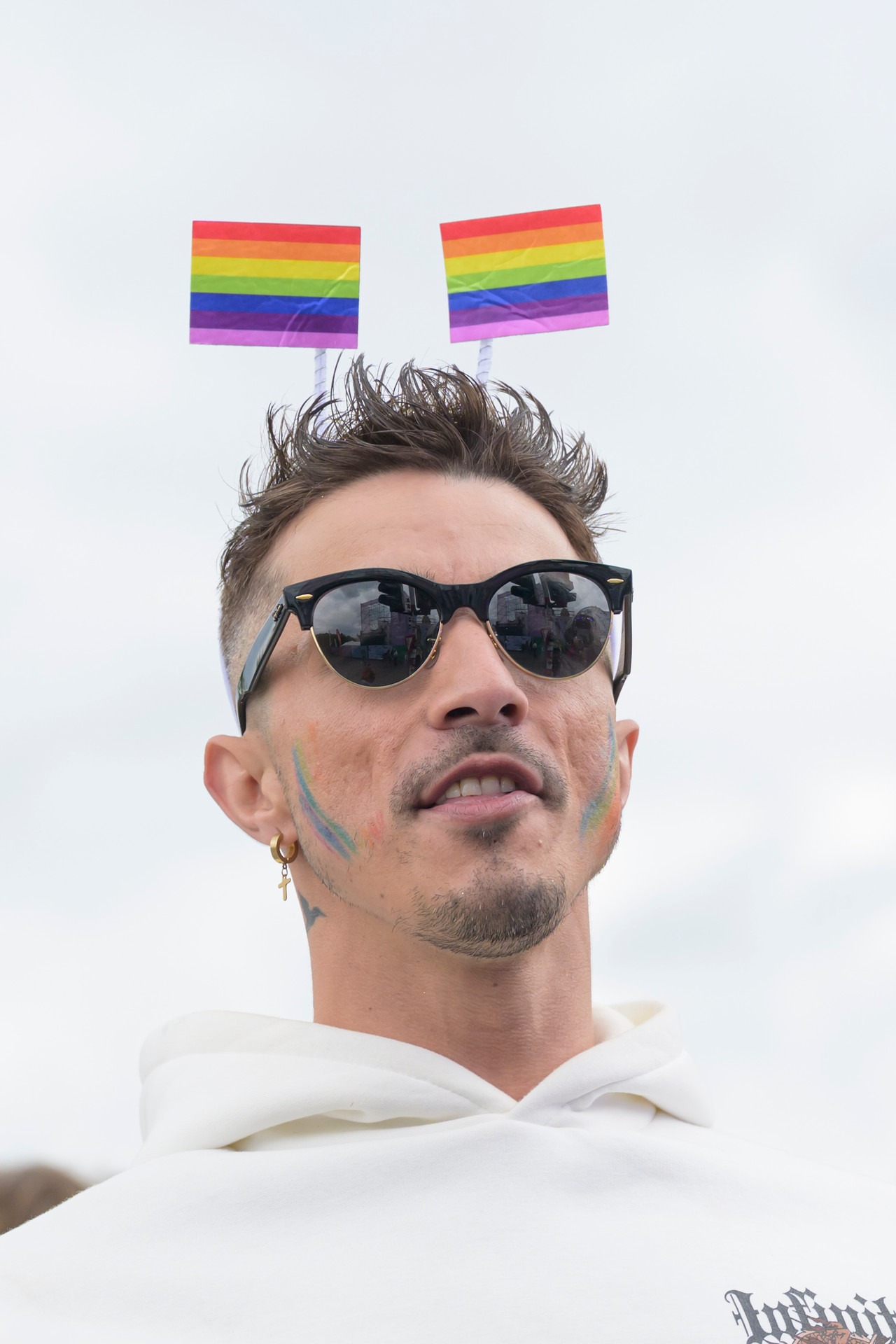 Bruxelles, 16/05/2026 - La pride fête ses 30 ans: Trente ans de luttes, de fierté et de visibilisation de la communauté LGBTQIA+. Le thème choisi pour 2026 reflète les enjeux d'un monde sous tension : When Times Get Darker, We Shine Brighter. Un message puissant et fédérateur, plus nécessaire que jamais dans un contexte international troublé où les droits de la communauté LGBTQIA+ sont constamment remis en cause.