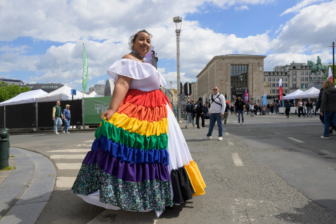 Bruxelles, 16/05/2026 - La pride fête ses 30 ans: Trente ans de luttes, de fierté et de visibilisation de la communauté LGBTQIA+. Le thème choisi pour 2026 reflète les enjeux d'un monde sous tension : When Times Get Darker, We Shine Brighter. Un message puissant et fédérateur, plus nécessaire que jamais dans un contexte international troublé où les droits de la communauté LGBTQIA+ sont constamment remis en cause.